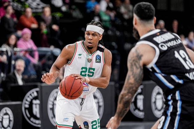 Germany Basketball EuroCup Season 2025 26 16 Matchday Veolia Towers Hamburg vs Slask Wroclaw Inselpark Arena Hamburg Kadre Gray Slask Wroclaw, 25 , Martin Breunig Veolia Towers Hamburg, 13 Copyright: xStefanxTrochax