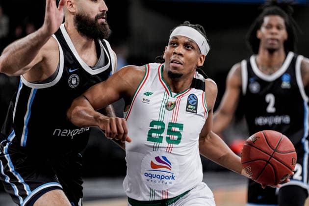 Germany Basketball EuroCup Season 2025 26 16 Matchday Veolia Towers Hamburg vs Slask Wroclaw Inselpark Arena Hamburg Kadre Gray Slask Wroclaw, 25 , Martin Breunig Veolia Towers Hamburg, 13 , Leonard Thorpe Jr Veolia Towers Hamburg, 2 Copyright: xStefanxTrochax