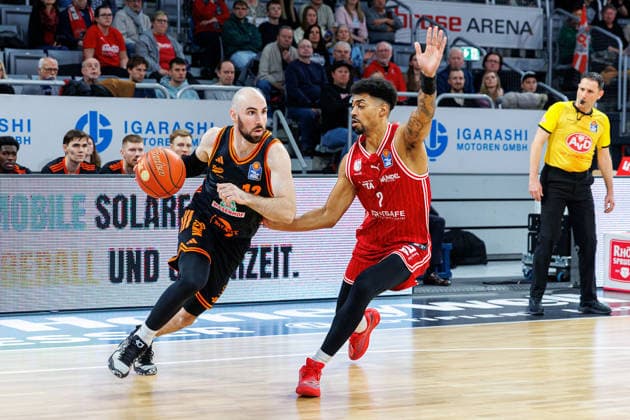 Tommy Kuhse Rasta Vechta, 12 , Ibi Watson BMA365 Bamberg Baskets, 02 , BMA365 Bamberg Baskets vs Rasta Vechta, Basketball, easyCredit BBL, 2 Matchday, 28 01 2026 BMA365 Bamberg Baskets vs Rasta Vechta, Basketball, easyCredit BBL, 2 Matchday, 28 01 2026 Bamberg Copyright: xEibner-Pressefoto G.xSantemizx EP_EER
