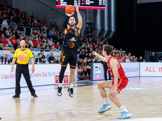 Tommy Kuhse Rasta Vechta, 12 , Richard Balint BMA365 Bamberg Baskets, 11 , BMA365 Bamberg Baskets vs Rasta Vechta, Basketball, easyCredit BBL, Matchday 2, 28 01 2026 BMA365 Bamberg Baskets vs Rasta Vechta, Basketball, easyCredit BBL, Matchday 2, 28 01 2026 Bamberg Copyright: xEibner-Pressefoto G.xSantemizx EP_EER