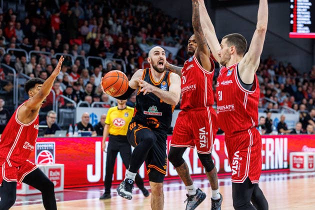 Ibi Watson BMA365 Bamberg Baskets, 02 , Tommy Kuhse Rasta Vechta, 12 , Cobe Williams BMA365 Bamberg Baskets, 24 , Daniel Keppeler BMA365 Bamberg Baskets, 31 , BMA365 Bamberg Baskets vs Rasta Vechta, Basketball, easyCredit BBL, Matchday 2, 28 01 2026 BMA365 Bamberg Baskets vs Rasta Vechta, Basketball, easyCredit BBL, Matchday 2, 28 01 2026 Bamberg Copyright: xEibner-Pressefoto G.xSantemizx EP_EER