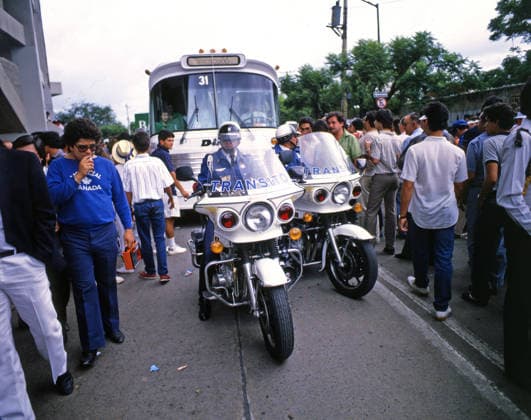 28.06.86 Frankreich - Belgien Mexiko, Puebla, 28.06.1986, Fussball, FIFA WM 1986 in Mexiko, Spiel um Platz 3, Frankreich - Belgien (4:2 n.V.): Polizei auf Motorrädern begleitet einen Mannschaftsbus. *** 28 06 86 France Belgium Mexico, Puebla, 28 06 1986, Soccer, FIFA World Cup 1986 in Mexico, Game to square 3, France Belgium 4 2 n v Police on Motorcycles support a Mannschaftsbus
