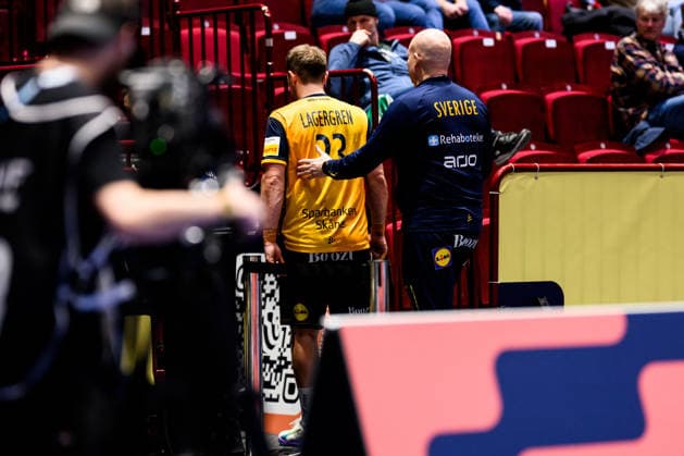 260128 Albin Lagergren of Sweden leaves the pitch after being injured during the EHF European Handball Championship main round match between Switzerland and Sweden on January 28, 2026 in Malmö Photo Petter Arvidson BILDBYRAN kod PA PA1145 handball handball handball handballs em 2026 schweiz sverige sweden ehf european handball championship switzerland bbeng skada sverige sweden  Copyright: PETTERxARVIDSON BB260128PA113