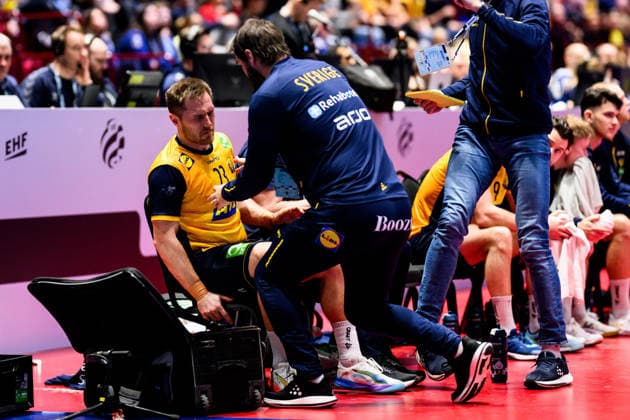 260128 Albin Lagergren of Sweden receives medical attention by medical staff during the EHF European Handball Championship main round match between Switzerland and Sweden on January 28, 2026 in Malmö Photo Petter Arvidson BILDBYRAN kod PA PA1145 handball handball handballs em 2026 schweiz sverige sweden ehf european handball championship switzerland bbeng sverige sweden  Copyright: PETTERxARVIDSON BB260128PA116
