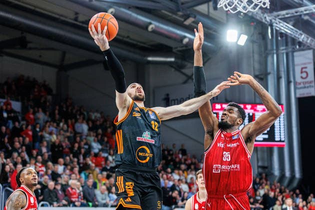 Tommy Kuhse Rasta Vechta, 12 , Ejiofor Onu BMA365 Bamberg Baskets, 35 , BMA365 Bamberg Baskets vs Rasta Vechta, Basketball, easyCredit BBL, 2 Matchday, 28 01 2026 BMA365 Bamberg Baskets vs Rasta Vechta, Basketball, easyCredit BBL, 2 Matchday, 28 01 2026 Bamberg Copyright: xEibner-Pressefoto G.xSantemizx EP_EER