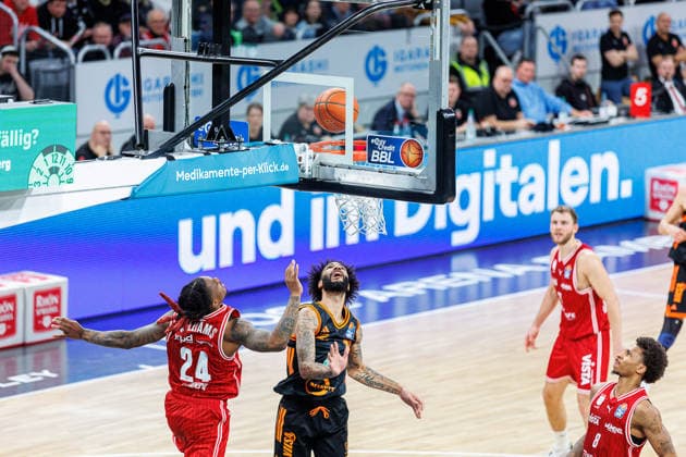 Cobe Williams BMA365 Bamberg Baskets, 24 , Tevin Brown Rasta Vechta, 10 , BMA365 Bamberg Baskets vs Rasta Vechta, Basketball, easyCredit BBL, Matchday 2, 28 01 2026 BMA365 Bamberg Baskets vs Rasta Vechta, Basketball, easyCredit BBL, Matchday 2, 28 01 2026 Bamberg Copyright: xEibner-Pressefoto G.xSantemizx EP_EER