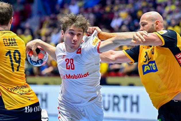 MALMÖ, SWEDEN 20260128 Luca Sigrist of Switzerland passes Sweden s Oscar Bergendahl during the European Handball Championship intermediate round match between Switzerland and Sweden at Malmö Arena, Malmö, Sweden, January 28, 2026 MALMÖ SWEDEN x50090x  Copyright: xJohanxNilsson TTx EUROPEAN HANDBALL CHAMPIONSHIP 2026 SWITZERLAND-SWEDEN
