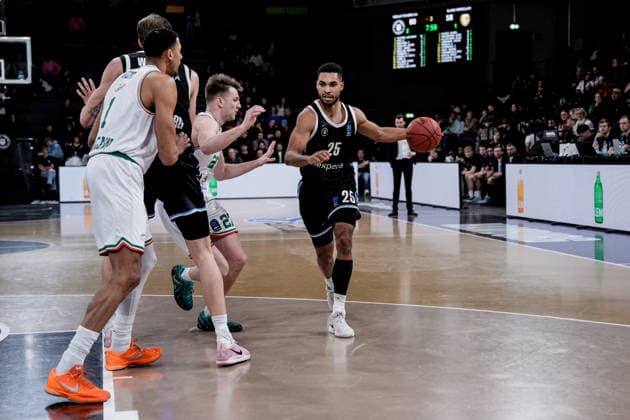 Germany Basketball EuroCup Season 2025 26 16 Matchday Veolia Towers Hamburg vs Slask Wroclaw Inselpark Arena Hamburg Kenneth Ogbe Veolia Towers Hamburg, 25 , Angel Nunez Slask Wroclaw, 1 , Blazej Czerniewicz Slask Wroclaw, 27 , Jan Niklas Wimberg Veolia Towers Hamburg, 17 Copyright: xStefanxTrochax