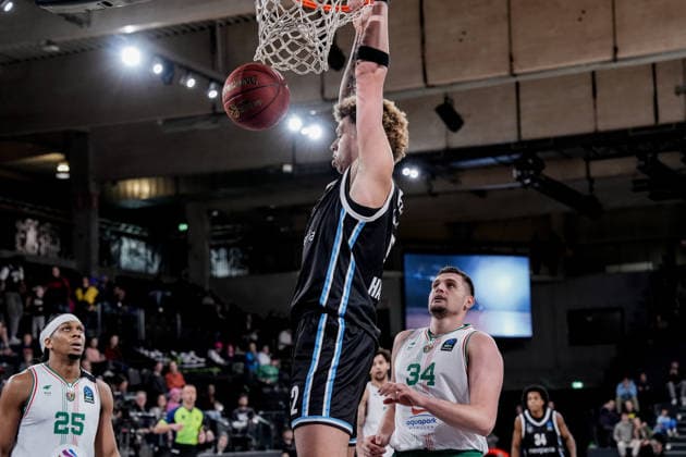 Germany Basketball EuroCup Season 2025 26 16 Matchday Veolia Towers Hamburg vs Slask Wroclaw Inselpark Arena Hamburg Zacharie Perrin Veolia Towers Hamburg, 52 , Stefan Dordevic Slask Wroclaw, 34 , Kadre Gray Slask Wroclaw, 25 , Ross Williams Veolia Towers Hamburg, 34 Copyright: xStefanxTrochax