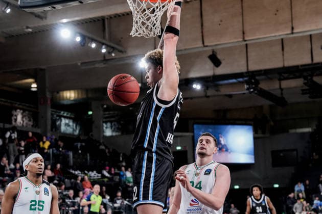 Germany Basketball EuroCup Season 2025 26 16 Matchday Veolia Towers Hamburg vs Slask Wroclaw Inselpark Arena Hamburg Zacharie Perrin Veolia Towers Hamburg, 52 , Stefan Dordevic Slask Wroclaw, 34 , Kadre Gray Slask Wroclaw, 25 , Ross Williams Veolia Towers Hamburg, 34 Copyright: xStefanxTrochax