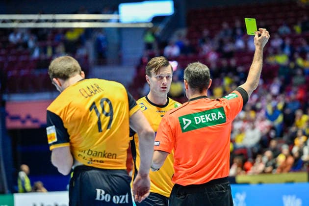 Swedens Jonathan Carlsbogard receives a yellow card during the European Handball Championship intermediate round match between Switzerland and Sweden at Malmö Arena, Malmö, Sweden, January 28, 2026 MALMÖ SWEDEN x50090x  Copyright: xJohanxNilsson TTx EHF EURO 2026 SWITZERLAND-SWEDEN