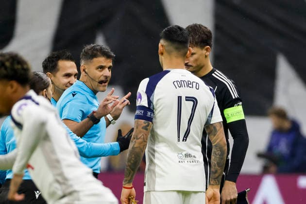 Referee Jesus Gil Manzano ESP , Cristian Romero Tottenham Hotspur, 17 and Robin Koch Eintracht Frankfurt, 04 before kick-off , Germany, Football, UEFA Champions League, Matchday 8, 2025 2026, Eintracht Frankfurt vs Tottenham Hotspur, 28 01 2026, Frankfurt am Main Deutsche Bank Park Germany Copyright: xGrantxHubbsx