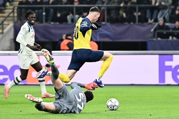 260128 Royale Union Saint-Gilloise vs Atalanta Raul Florucz (30) of Union battles for the ball with Marco Sportiello (57) of Atalanta during the Uefa Champions League 8th matchday in the League phase game in season 2025 - 2026 between Royale Union Saint-Gilloise and Atalanta Bergamasca Calcio on January 28 , 2026 in Anderlecht, Belgium. (Photo by Maarten Straetemans isosport) Anderlecht Belgium  Copyright: xMaartenxStraetemansx UNION-ATALANTA_20260128_001