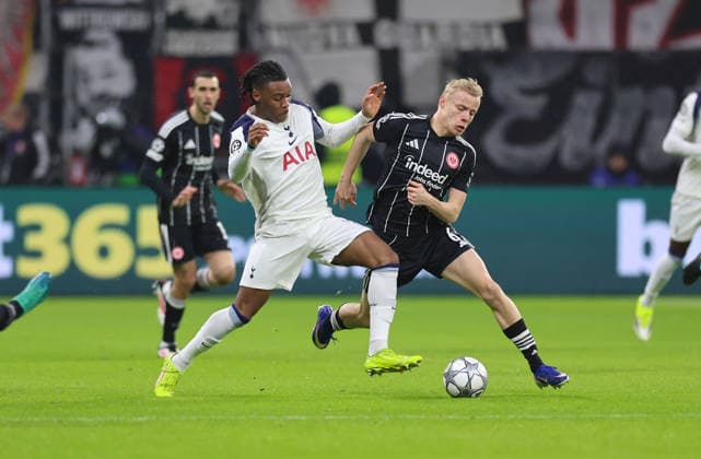 28 01 2026, Football UEFA Champions League, Eintracht Frankfurt Tottenham Hotspur, emonline, emspor, v l , Destiny Udogie Tottenham Hotspur , Oscar Hojlund Eintracht Frankfurt DFL DFB REGULATIONS PROHIBIT ANY USE OF PHOTOGRAPHS AS IMAGE SEQUENCES AND OR QUASI VIDEO xdcx Copyright: HMBxMedia Claus
