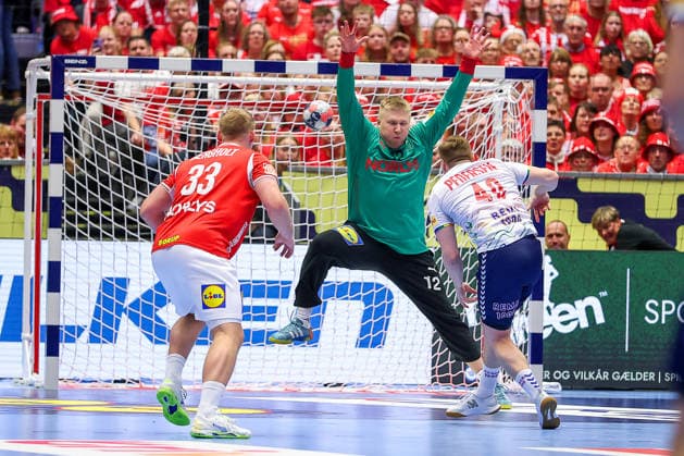 28 01 2026, Handball, Men s EHF EURO 2026, Denmark Norway, Jyske Bank Boxen in Herning, Denmark, Main Round August Baskar Pedersen Norway 40 throws the ball at the goal Emil Nielsen Denmark 12 Denmark