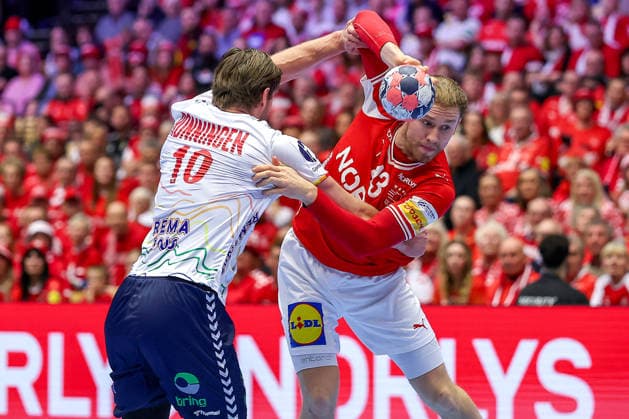 28 01 2026, Handball, Men s EHF EURO 2026, Denmark Norway, Jyske Bank Boxen in Herning, Denmark, Main Round Vetle Ronningen Norway 10 in duel against Simon Bogetoft Pytlick Denmark 43 Denmark