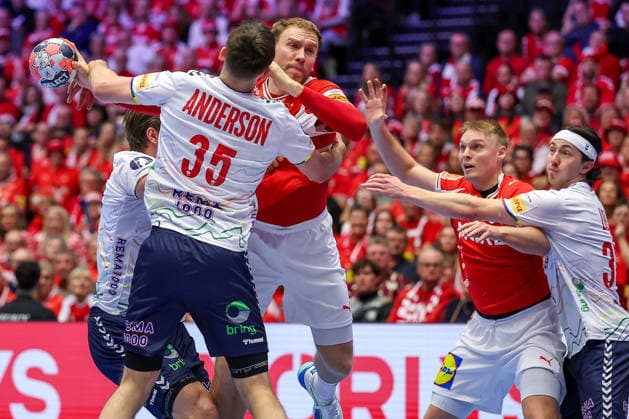 28 01 2026, Handball, Men s EHF EURO 2026, Denmark Norway, Jyske Bank Boxen in Herning, Denmark, Main Round Simon Bogetoft Pytlick Denmark 43 in a duel against Patrick Helland Anderson Norway 35 Denmark
