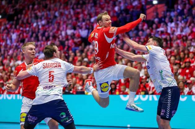 28 01 2026, Handball, Men s EHF EURO 2026, Denmark Norway, Jyske Bank Boxing in Herning, Denmark, Main Round Mathias Gidsel Denmark 19 in a duel against Sander Sagosen Norway 05 and Patrick Helland Anderson Norway 35 Denmark