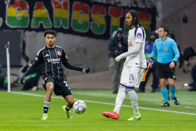 Nathaniel Brown Eintracht Frankfurt, 21 and Djed Spence Tottenham Hotspur, 24 fighting for the ball , Germany, Football, UEFA Champions League, Matchday 8, 2025 2026, Eintracht Frankfurt vs Tottenham Hotspur, 28 01 2026, Frankfurt am Main Deutsche Bank Park Germany Copyright: xGrantxHubbsx
