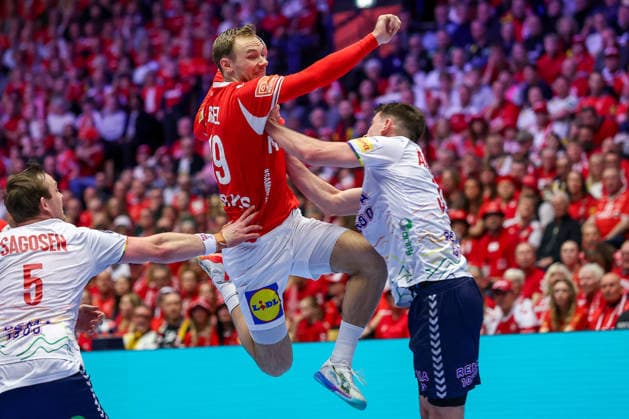 28 01 2026, Handball, Men s EHF EURO 2026, Denmark Norway, Jyske Bank Boxing in Herning, Denmark, Main Round Mathias Gidsel Denmark 19 in a duel against Sander Sagosen Norway 05 and Patrick Helland Anderson Norway 35 Denmark
