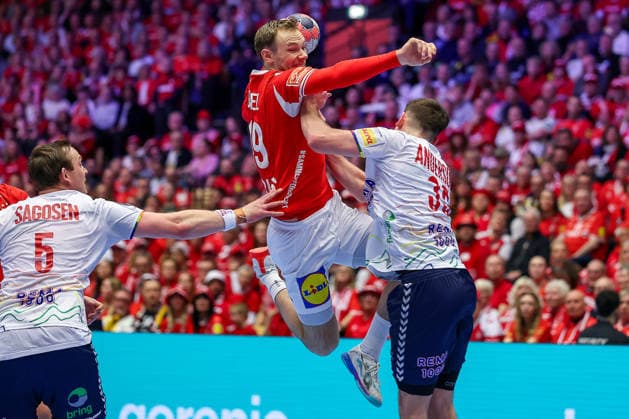 28 01 2026, Handball, Men s EHF EURO 2026, Denmark Norway, Jyske Bank Boxing in Herning, Denmark, Main Round Mathias Gidsel Denmark 19 in a duel against Sander Sagosen Norway 05 and Patrick Helland Anderson Norway 35 Denmark
