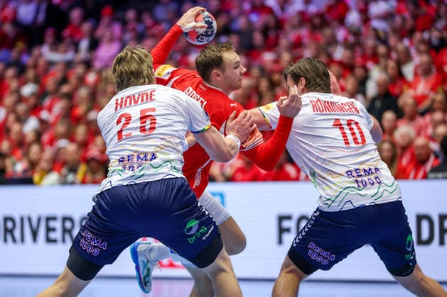 28 01 2026, Handball, Men s EHF EURO 2026, Denmark Norway, Jyske Bank Boxing in Herning, Denmark, Main Round Mathias Gidsel Denmark 19 in duel against Martin Hernes Hovde Norway 25 Vetle Ronningen Norway 10 Denmark