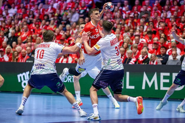 28 01 2026, Handball, Men s EHF EURO 2026, Denmark Norway, Jyske Bank Boxing in Herning, Denmark, Main Round Mads Hoxer Hangaard Denmark 38 in a duel against Vetle Ronningen Norway 10 Patrick Helland Anderson Norway 35 Denmark