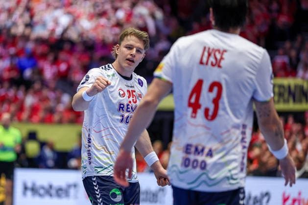 28 01 2026, Handball, Men s EHF EURO 2026, Denmark Norway, Jyske Bank Boxen in Herning, Denmark, Main Round Martin Hernes Hovde Norway 25 cheering next to Simen Ulstad Lyse Norway 43 Denmark