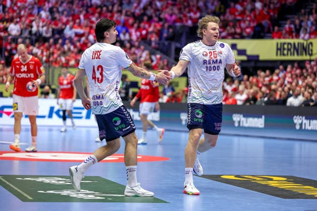 28 01 2026, Handball, Men s EHF EURO 2026, Denmark Norway, Jyske Bank Boxen in Herning, Denmark, Main Round Martin Hernes Hovde Norway 25 cheering next to Simen Ulstad Lyse Norway 43 Denmark