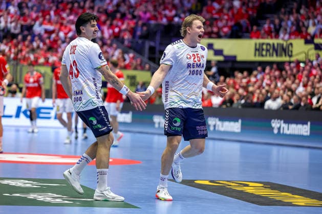 28 01 2026, Handball, Men s EHF EURO 2026, Denmark Norway, Jyske Bank Boxen in Herning, Denmark, Main Round Martin Hernes Hovde Norway 25 cheering next to Simen Ulstad Lyse Norway 43 Denmark