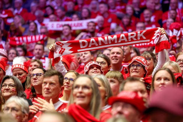 28 01 2026, Handball, Men s EHF EURO 2026, Denmark Norway, Jyske Bank Boxen in Herning, Denmark, Main Round Danish fans cheer on the team Denmark