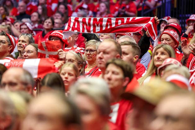 28 01 2026, Handball, Men s EHF EURO 2026, Denmark Norway, Jyske Bank Boxen in Herning, Denmark, Main Round Danish fans cheer on the team Denmark