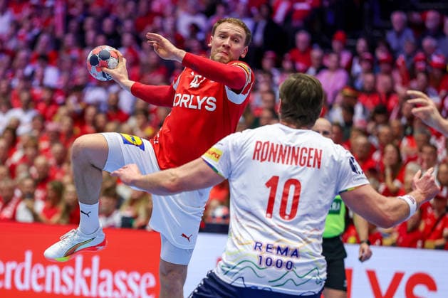 28 01 2026, Handball, Men s EHF EURO 2026, Denmark Norway, Jyske Bank Boxen in Herning, Denmark, Main Round Simon Bogetoft Pytlick Denmark 43 in a duel against Vetle Ronningen Norway 10 Denmark