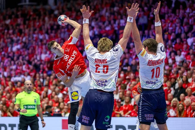 28 01 2026, Handball, Men s EHF EURO 2026, Denmark Norway, Jyske Bank Boxen in Herning, Denmark, Main Round Mads Hoxer Hangaard Denmark 38 in a duel against Martin Hernes Hovde Norway 25 Vetle Ronningen Norway 10 Denmark