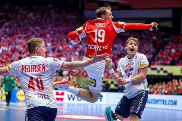 28 01 2026, Handball, Men s EHF EURO 2026, Denmark Norway, Jyske Bank Boxing in Herning, Denmark, Main Round Mathias Gidsel Denmark 19 in duel against August Baskar Pedersen Norway 40 Martin Hernes Hovde Norway 25 Denmark