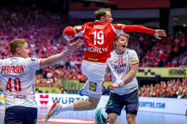 28.01.2026, Handball, Men s EHF EURO 2026, Dänemark - Norwegen, Jyske Bank Boxen in Herning, Dänemark, Main Round: Mathias Gidsel (Denmark 19) im Zweikampf gegen August Baskar Pedersen (Norway 40) Martin Hernes Hovde (Norway 25) Dänemark *** 28 01 2026, Handball, Men s EHF EURO 2026, Denmark Norway, Jyske Bank Boxing in Herning, Denmark, Main Round Mathias Gidsel Denmark 19 in duel against August Baskar Pedersen Norway 40 Martin Hernes Hovde Norway 25 Denmark