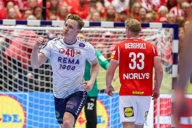 28 01 2026, Handball, Men s EHF EURO 2026, Denmark Norway, Jyske Bank Boxen in Herning, Denmark, Main Round August Baskar Pedersen Norway 40 cheering Denmark