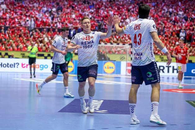 28 01 2026, Handball, Men s EHF EURO 2026, Denmark Norway, Jyske Bank Boxen in Herning, Denmark, Main Round August Baskar Pedersen Norway 40 cheering next to Simen Ulstad Lyse Norway 43 Denmark