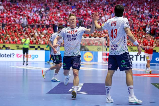 28 01 2026, Handball, Men s EHF EURO 2026, Denmark Norway, Jyske Bank Boxen in Herning, Denmark, Main Round August Baskar Pedersen Norway 40 cheering next to Simen Ulstad Lyse Norway 43 Denmark