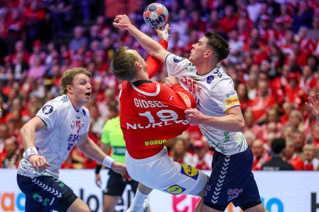 28 01 2026, Handball, Men s EHF EURO 2026, Denmark Norway, Jyske Bank Boxing in Herning, Denmark, Main Round Mathias Gidsel Denmark 19 in duel against Patrick Helland Anderson Norway 35 Denmark