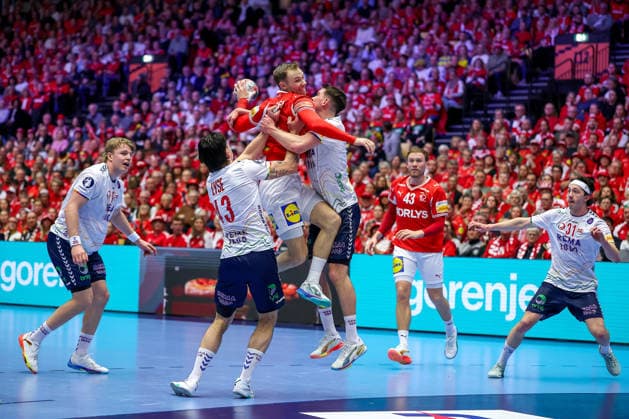 28 01 2026, Handball, Men s EHF EURO 2026, Denmark Norway, Jyske Bank Boxing in Herning, Denmark, Main Round Mathias Gidsel Denmark 19 in duel against Simen Ulstad Lyse Norway 43 Patrick Helland Anderson Norway 35 Denmark