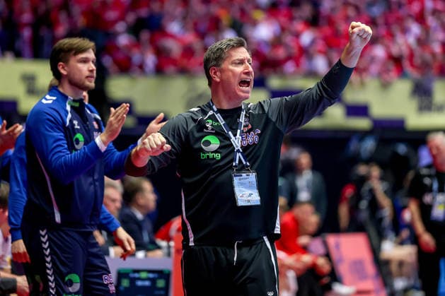 28 01 2026, Handball, Men s EHF EURO 2026, Denmark Norway, Jyske Bank Boxen in Herning, Denmark, Main Round Headcoach Jonas Liberg Wille Norway hc gesticulating on the sidelines Denmark