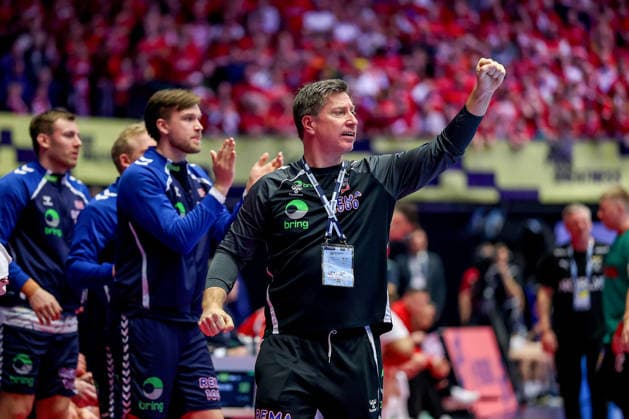 28 01 2026, Handball, Men s EHF EURO 2026, Denmark Norway, Jyske Bank Boxen in Herning, Denmark, Main Round Headcoach Jonas Liberg Wille Norway hc gesticulating on the sidelines Denmark