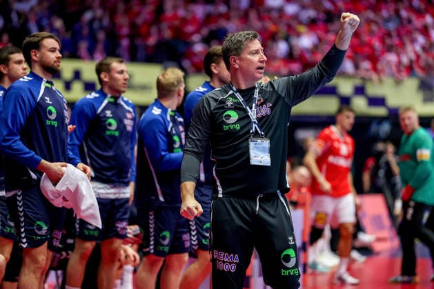 28 01 2026, Handball, Men s EHF EURO 2026, Denmark Norway, Jyske Bank Boxen in Herning, Denmark, Main Round Headcoach Jonas Liberg Wille Norway hc gesticulating on the sidelines Denmark