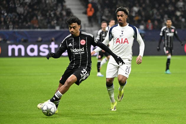 28 01 2026, xjhx, Football UEFA Champions League, Eintracht Frankfurt Tottenham Hotspur v l Nathaniel Brown Eintracht Frankfurt Wilson Odobert Tottenham Hotspur duel, action, action, battle for the ball Frankfurt am Main