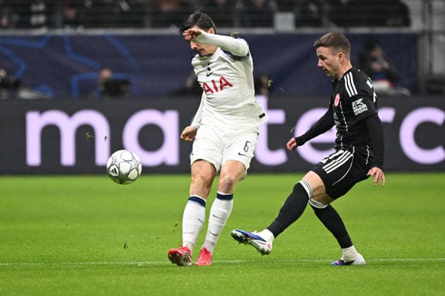 28 01 2026, xjhx, Football UEFA Champions League, Eintracht Frankfurt Tottenham Hotspur v l Joao Palhinha Tottenham Hotspur Mario Götze Goetze Eintracht Frankfurt duel, action, action, battle for the ball Frankfurt am Main
