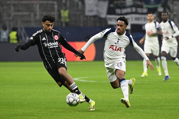 28 01 2026, xjhx, Football UEFA Champions League, Eintracht Frankfurt Tottenham Hotspur v l Nathaniel Brown Eintracht Frankfurt Wilson Odobert Tottenham Hotspur duel, action, action, battle for the ball Frankfurt am Main
