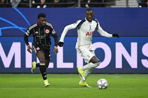 28 01 2026, xjhx, Football UEFA Champions League, Eintracht Frankfurt Tottenham Hotspur v l AurÃ lio Buta Eintracht Frankfurt Randal Kolo Muani Tottenham Hotspur duel, action, action, battle for the ball Frankfurt am Main