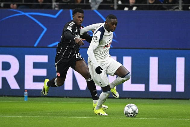 28 01 2026, xjhx, Football UEFA Champions League, Eintracht Frankfurt Tottenham Hotspur v l AurÃ lio Buta Eintracht Frankfurt Randal Kolo Muani Tottenham Hotspur duel, action, action, battle for the ball Frankfurt am Main