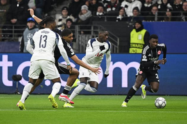 28 01 2026, xjhx, Football UEFA Champions League, Eintracht Frankfurt Tottenham Hotspur v l Destiny Udogie Tottenham Hotspur Aurele Amenda Eintracht Frankfurt Randal Kolo Muani Tottenham Hotspur AurÃ lio Buta Eintracht Frankfurt Zweikampf, Aktion, action, battle for the ball Frankfurt am Main